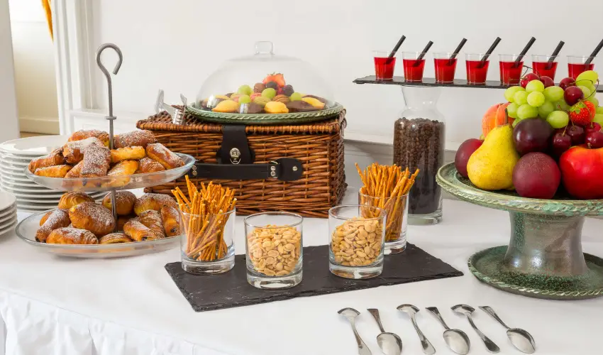 K�rolyi Kast�ly Hotel & Restaurant  Feh�rv�rcsurg� - M�rcius 15. 