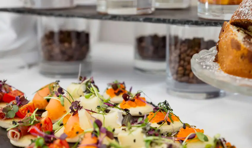 K�rolyi Kast�ly Hotel & Restaurant  Feh�rv�rcsurg� - M�rcius 15. 