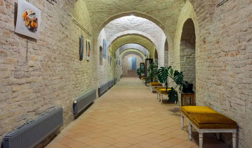 K�rolyi Kast�ly Hotel & Restaurant  Feh�rv�rcsurg� - M�rcius 15. 