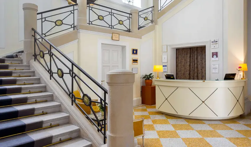 K�rolyi Kast�ly Hotel & Restaurant  Feh�rv�rcsurg� - M�rcius 15. 