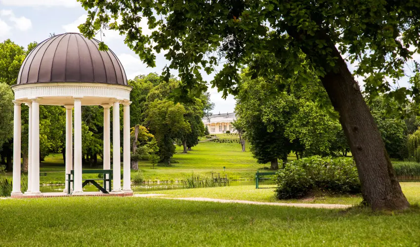 K�rolyi Kast�ly Hotel & Restaurant  Feh�rv�rcsurg� - M�rcius 15. 