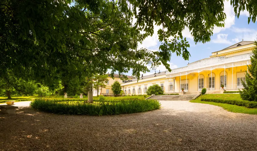 K�rolyi Kast�ly Hotel & Restaurant  Feh�rv�rcsurg� - M�rcius 15. 