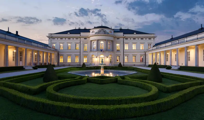 K�rolyi Kast�ly Hotel & Restaurant  Feh�rv�rcsurg� - M�rcius 15. 