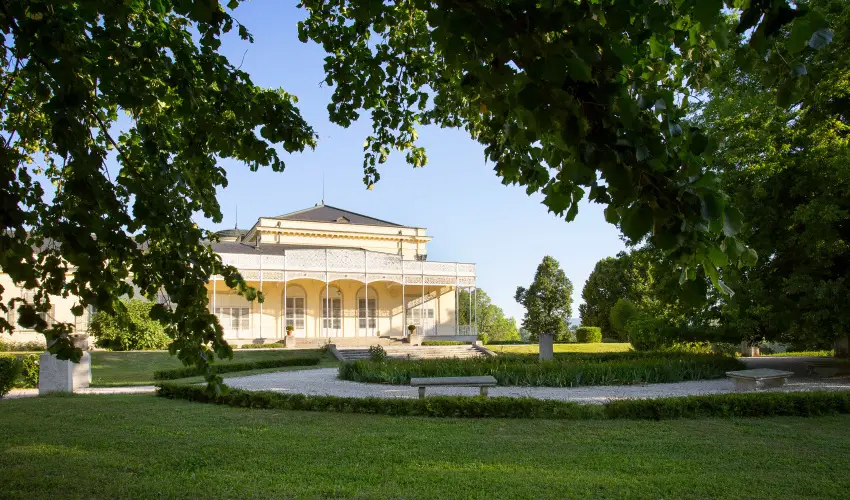 K�rolyi Kast�ly Hotel & Restaurant  Feh�rv�rcsurg� - M�rcius 15. 