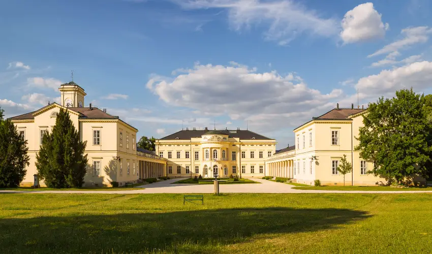 K�rolyi Kast�ly Hotel & Restaurant  Feh�rv�rcsurg� - M�rcius 15. 