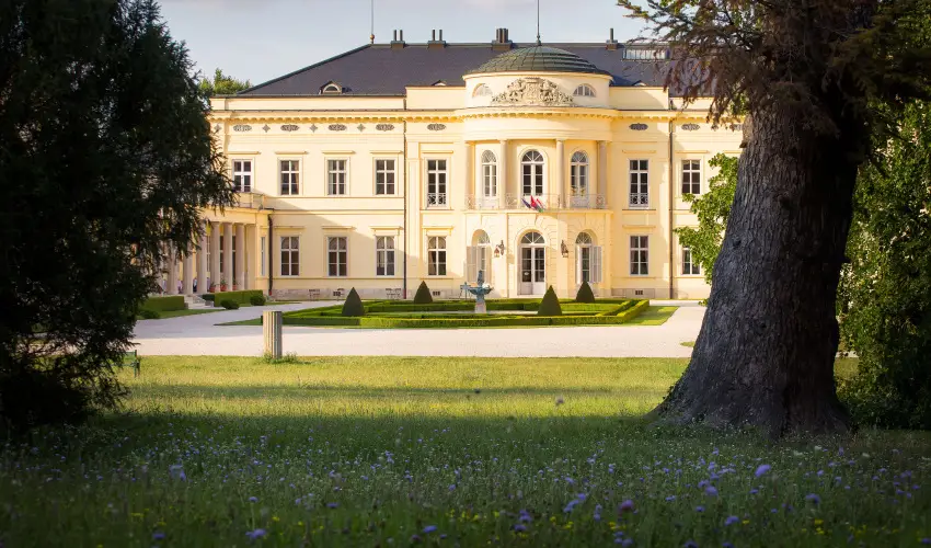 K�rolyi Kast�ly Hotel & Restaurant  Feh�rv�rcsurg� - M�rcius 15. 