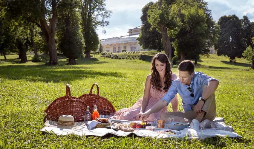 K�rolyi Kast�ly Hotel & Restaurant  Feh�rv�rcsurg� - M�rcius 15. 