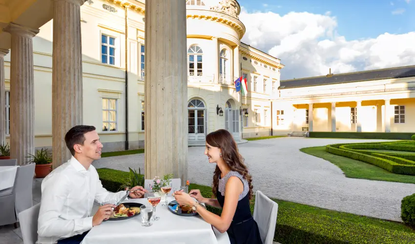 K�rolyi Kast�ly Hotel & Restaurant  Feh�rv�rcsurg� - M�rcius 15. 