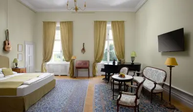 K�rolyi Kast�ly Hotel & Restaurant  Feh�rv�rcsurg�