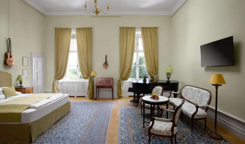 K�rolyi Kast�ly Hotel & Restaurant  Feh�rv�rcsurg� - M�rcius 15. 