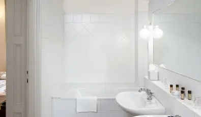 K�rolyi Kast�ly Hotel & Restaurant  Feh�rv�rcsurg�