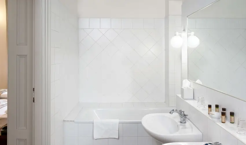 K�rolyi Kast�ly Hotel & Restaurant  Feh�rv�rcsurg� - M�rcius 15. 