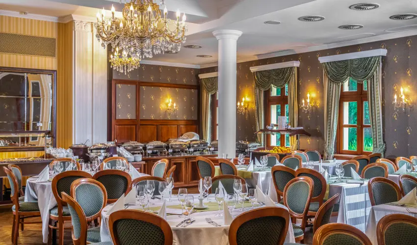 Kast�lyhotel Sasv�r Par�dsasv�r - M�rcius 15. (min. 3 �j)