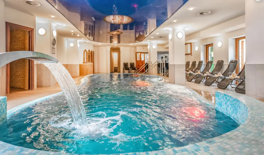 Kast�lyhotel Sasv�r Par�dsasv�r - M�rcius 15. (min. 3 �j)