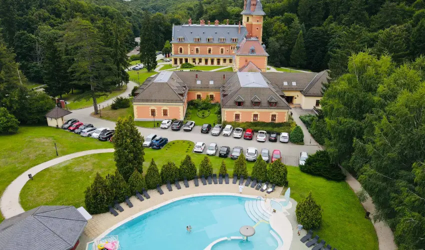Kast�lyhotel Sasv�r Par�dsasv�r - M�rcius 15. (min. 3 �j)