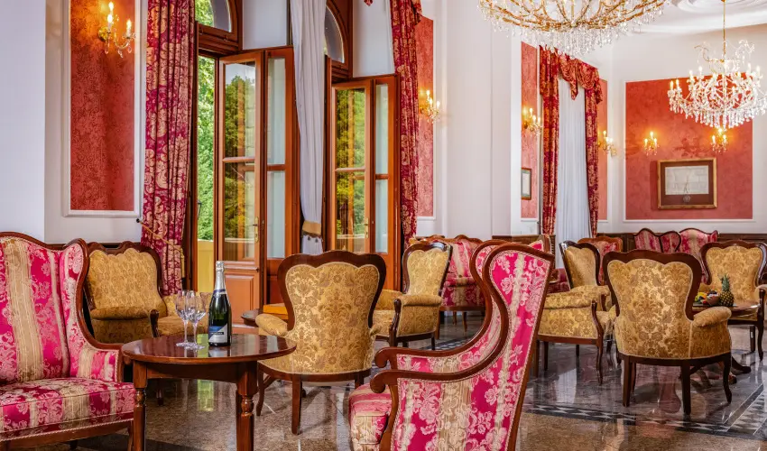 Kast�lyhotel Sasv�r Par�dsasv�r - M�rcius 15. (min. 3 �j)