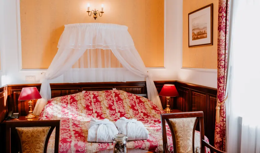 Kast�lyhotel Sasv�r Par�dsasv�r - M�rcius 15. (min. 3 �j)