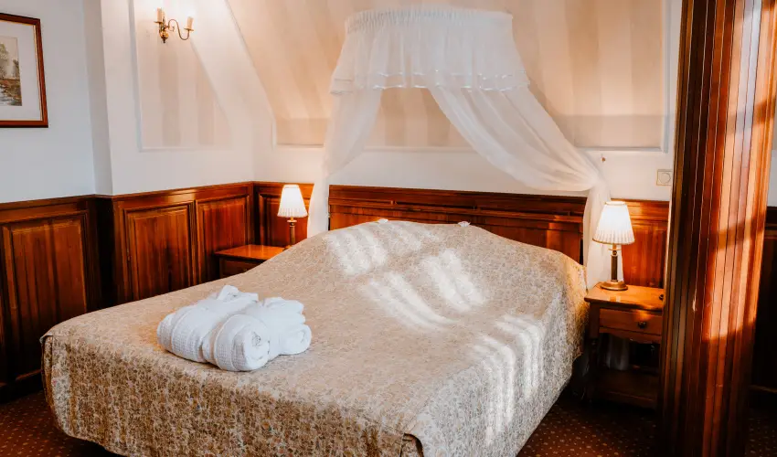 Kast�lyhotel Sasv�r Par�dsasv�r - M�rcius 15. (min. 3 �j)
