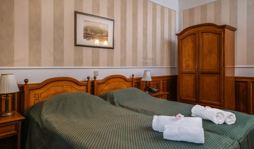 Kast�lyhotel Sasv�r Par�dsasv�r - M�rcius 15. (min. 3 �j)