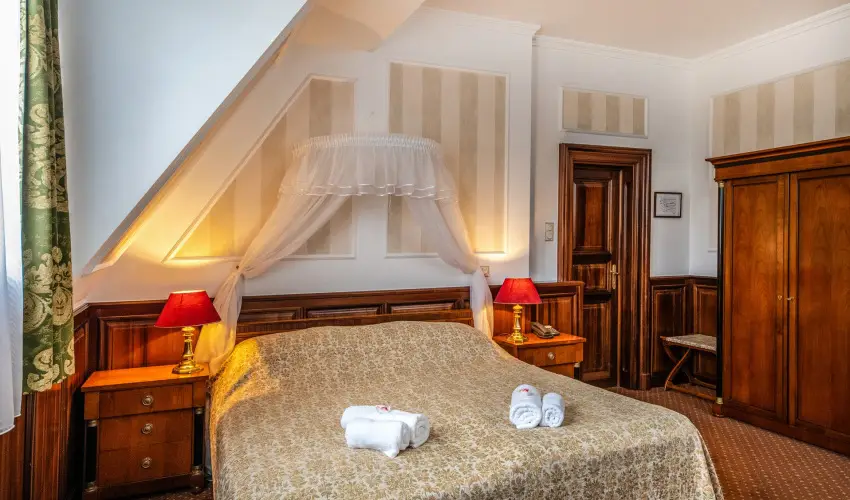 Kast�lyhotel Sasv�r Par�dsasv�r - M�rcius 15. (min. 3 �j)