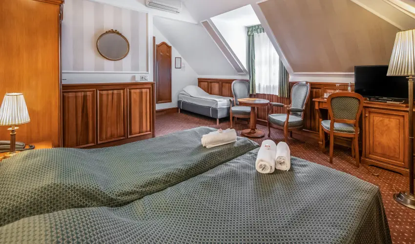 Kast�lyhotel Sasv�r Par�dsasv�r - M�rcius 15. (min. 3 �j)