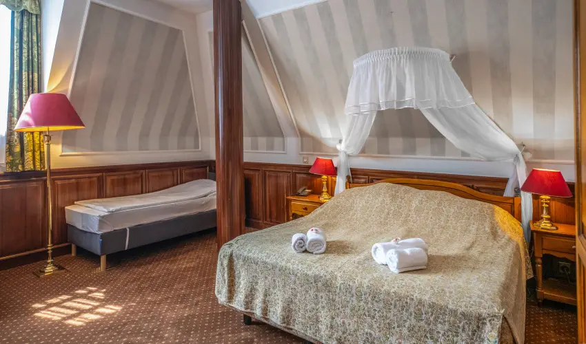 Kast�lyhotel Sasv�r Par�dsasv�r - M�rcius 15. (min. 3 �j)