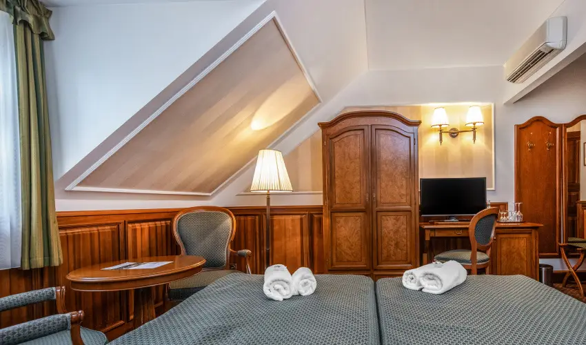 Kast�lyhotel Sasv�r Par�dsasv�r - M�rcius 15. (min. 3 �j)