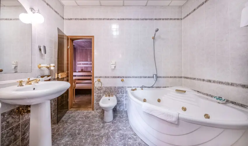 Kast�lyhotel Sasv�r Par�dsasv�r - M�rcius 15. (min. 3 �j)