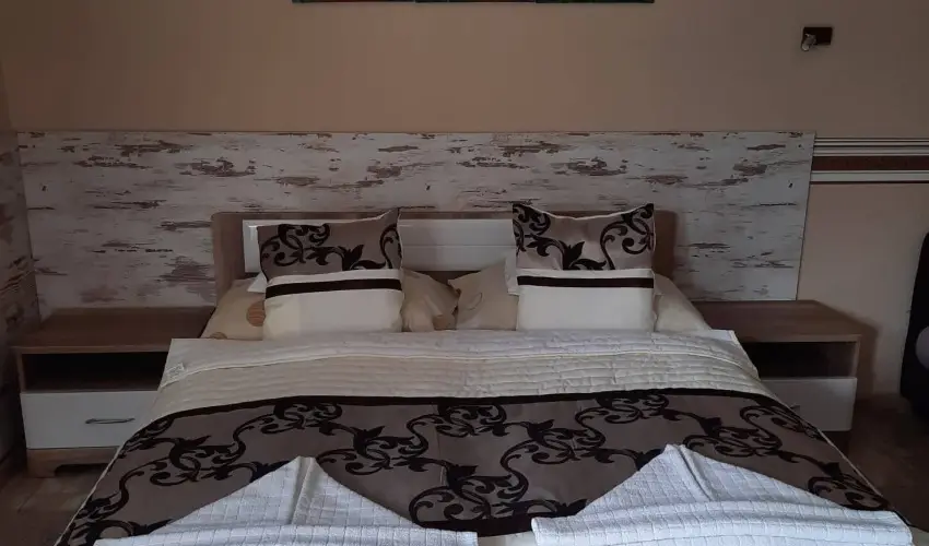 K�k Laguna Wellness Apartmanok Egerszal�k - M�rcius 15.