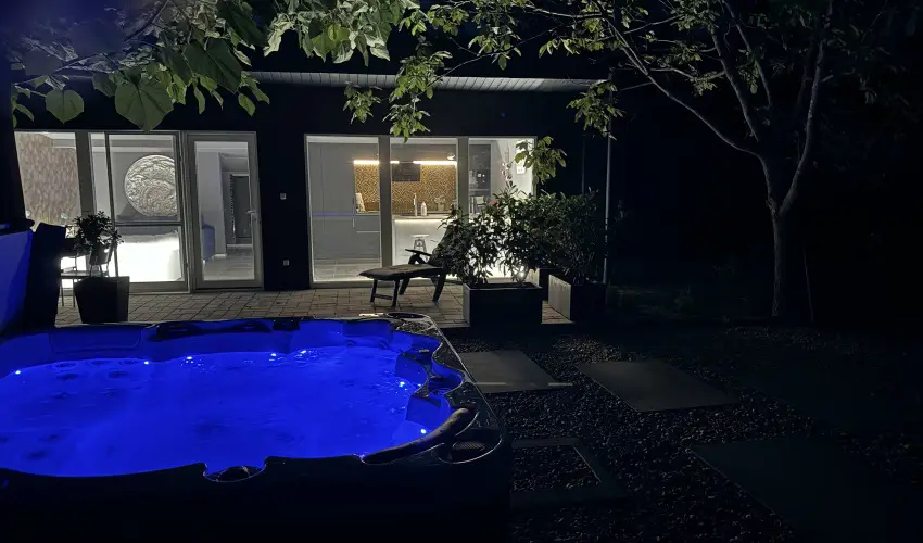 K�kmad�r Vend�gh�z Homokm�gy - M�rcius 15.