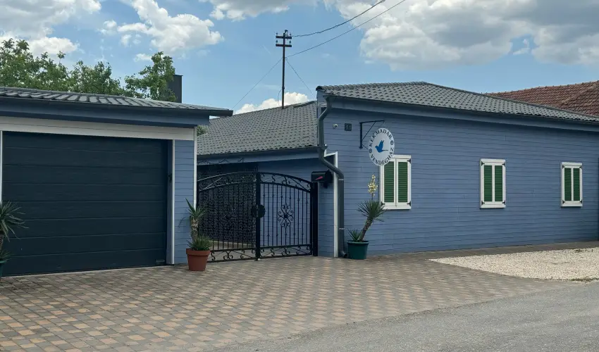 K�kmad�r Vend�gh�z Homokm�gy - M�rcius 15.