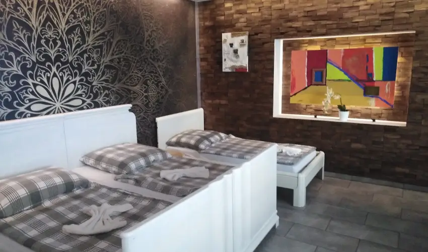 K�kmad�r Vend�gh�z Homokm�gy - M�rcius 15.