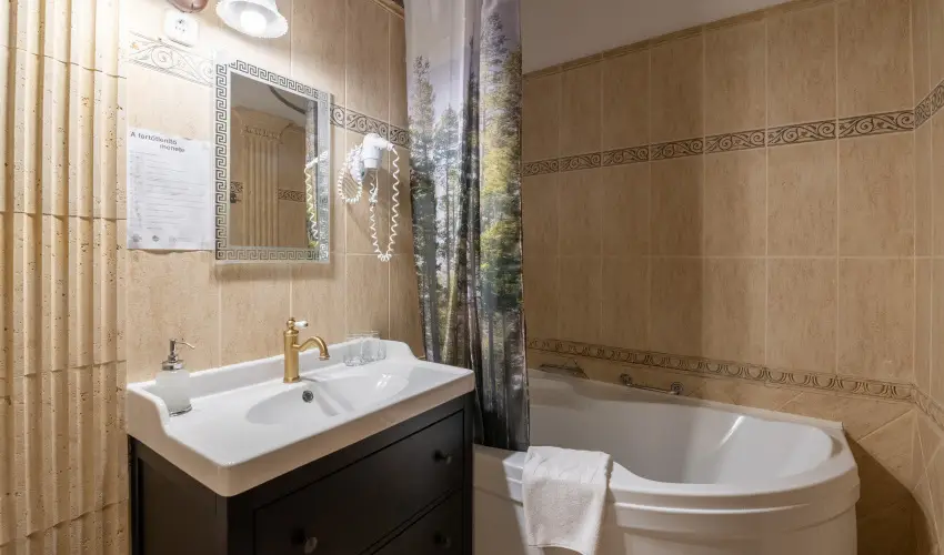 K�kapu Vad�szkast�ly �s Hotel & Apartments Nagyhuta - M�rcius 15.