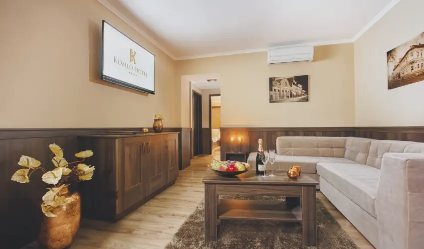 Koml� Hotel Gyula - M�rcius 15. 