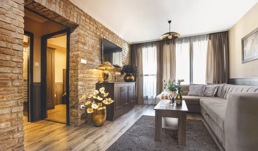 Koml� Hotel Gyula - M�rcius 15. 
