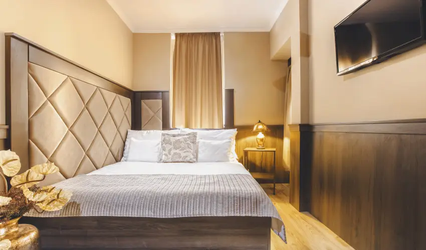 Koml� Hotel Gyula - M�rcius 15. 