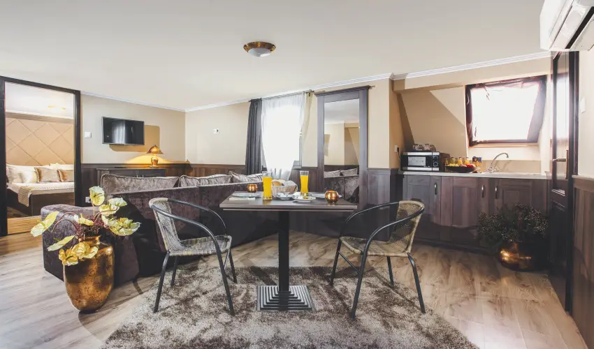 Koml� Hotel Gyula - M�rcius 15. 