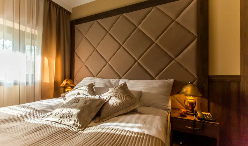 Koml� Hotel Gyula - M�rcius 15. 