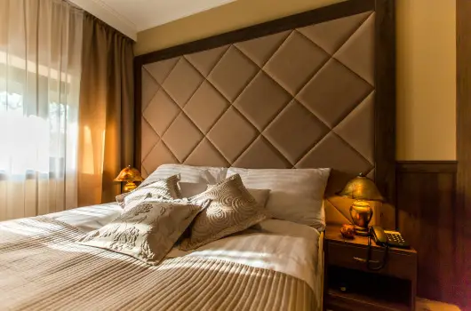 Koml� Hotel - M�rcius 15. 