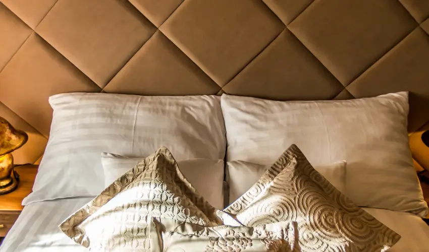 Koml� Hotel Gyula - M�rcius 15. 