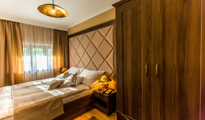 Koml� Hotel Gyula - M�rcius 15. 
