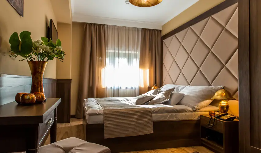 Koml� Hotel Gyula - M�rcius 15. 