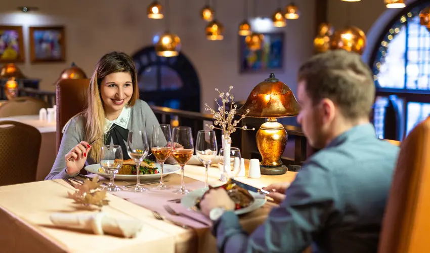 Koml� Hotel Gyula - M�rcius 15. 