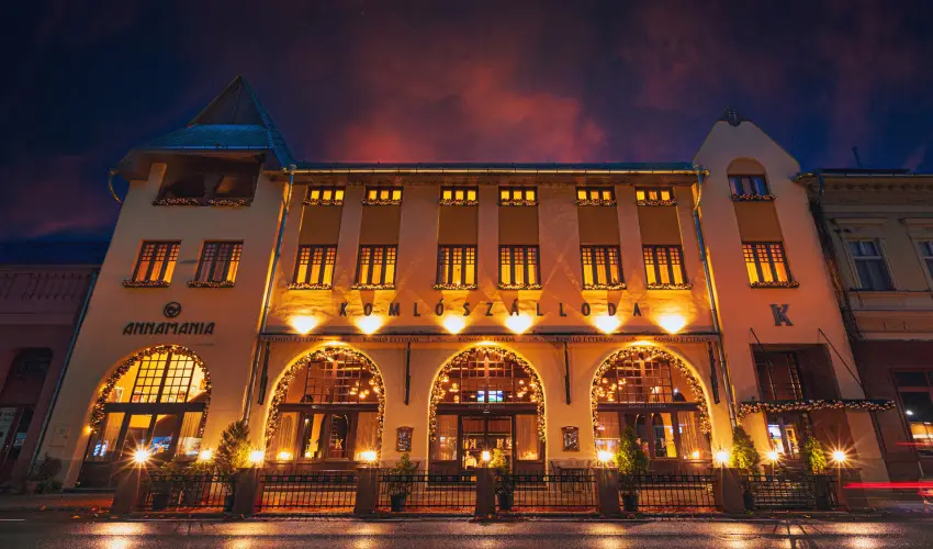 Koml� Hotel Gyula - M�rcius 15. 