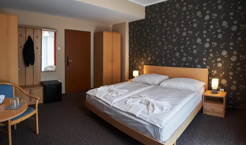 Korona Hotel Hark�ny Hark�ny - M�rcius 15.