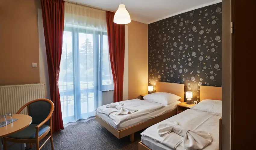 Korona Hotel Hark�ny Hark�ny - M�rcius 15.