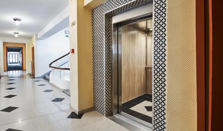 Korona Hotel Hark�ny Hark�ny - M�rcius 15.