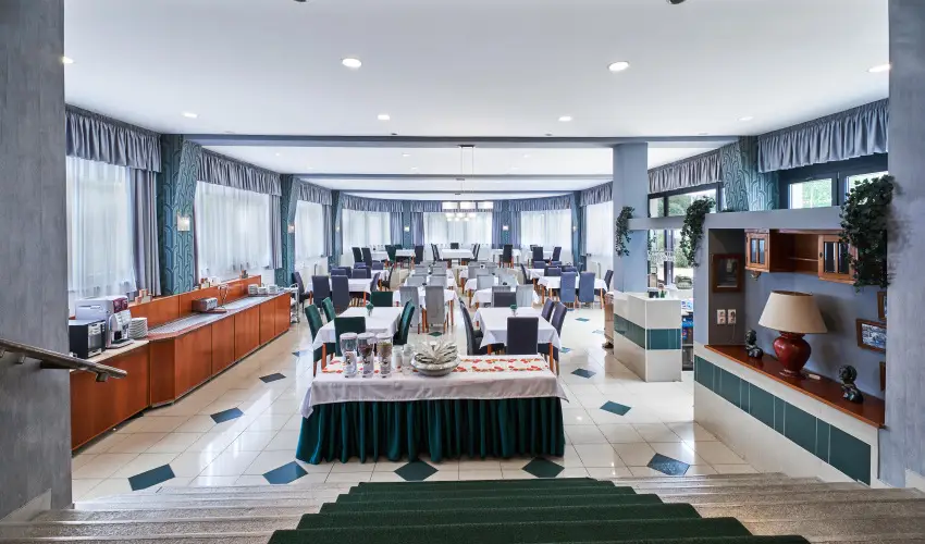 Korona Hotel Hark�ny Hark�ny - M�rcius 15.