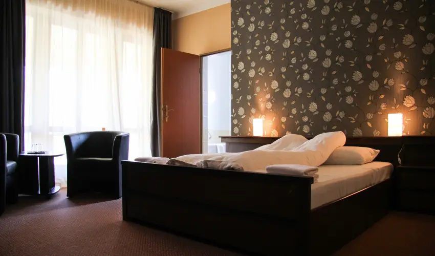 Korona Hotel Hark�ny Hark�ny - M�rcius 15.
