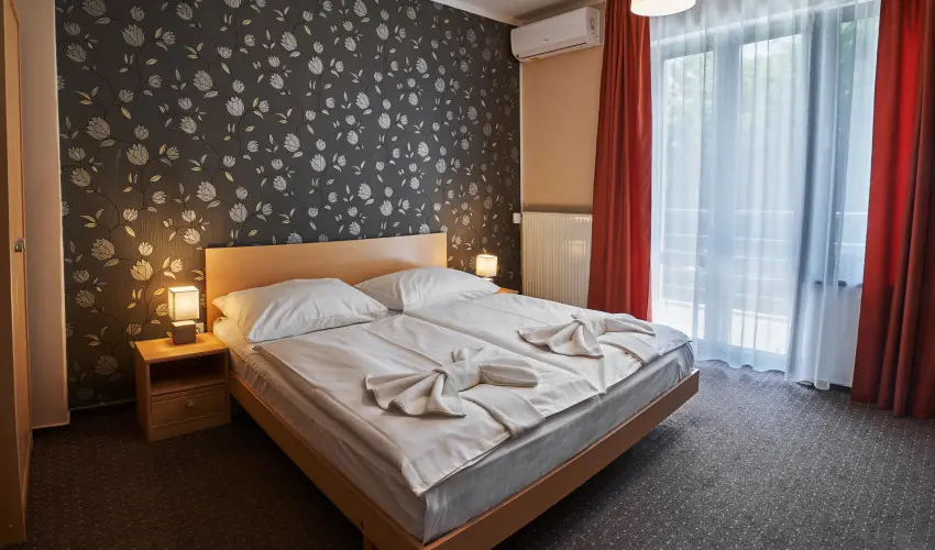 Korona Hotel Hark�ny Hark�ny - M�rcius 15.